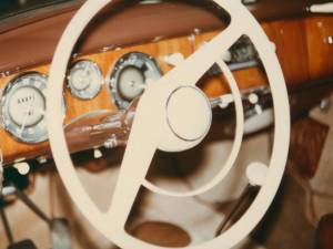 Image 14/29 of BMW 502 Baur (1955)