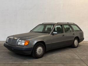 Imagen 23/81 de Mercedes-Benz 250 TD (1992)