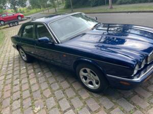 Image 8/19 de Jaguar XJ 8 Sovereign (2000)