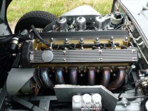 Image 17/22 de Jaguar E-Type (1968)