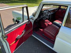 Image 8/64 of Mercedes-Benz 220 S b (1965)