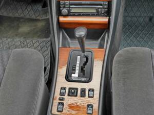 Image 12/23 of Mercedes-Benz 300 SE (1990)