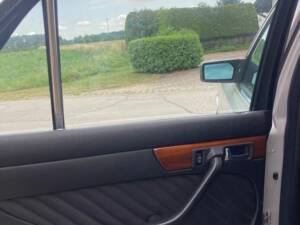 Immagine 15/29 di Mercedes-Benz 300 SE (1990)