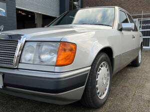 Image 10/24 de Mercedes-Benz 260 E (1990)