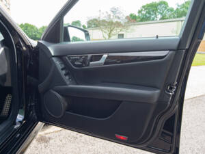 Bild 18/25 von Mercedes-Benz C 63 AMG T (2012)