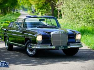 Image 3/52 de Mercedes-Benz 220 SE b (1963)