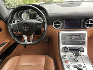 Image 17/26 of Mercedes-Benz SLS AMG (2011)