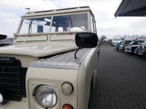 Image 13/19 of Land Rover 109 (1977)