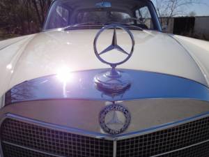 Image 11/22 of Mercedes-Benz 220 SE b (1965)