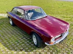 Image 16/37 de Alfa Romeo Giulia 1600 GT Junior (1974)