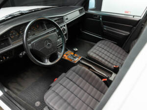 Image 15/78 de Mercedes-Benz 190 E 1.8 (1992)