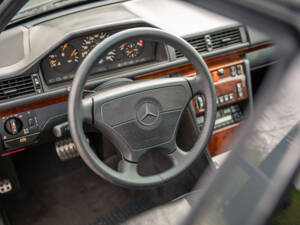 Image 17/37 de Mercedes-Benz 500 E (1992)