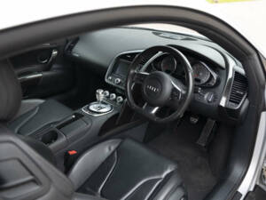 Image 2/50 of Audi R8 (2009)