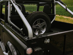 Bild 8/13 von Land Rover Defender SVX (2008)