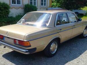 Image 3/5 de Mercedes-Benz 230 E (1981)