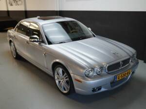 Image 22/50 of Jaguar XJ 8 4.2 (2007)