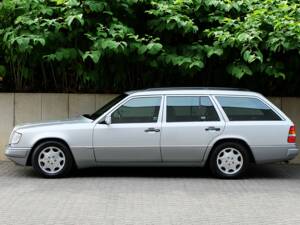 Image 6/75 of Mercedes-Benz E 280 T (1994)