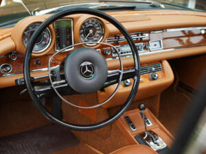 Image 21/50 of Mercedes-Benz 280 SE 3,5 (1971)