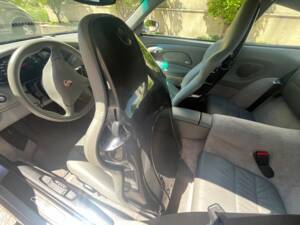 Image 17/39 of Porsche 911 Carrera 4S (2002)