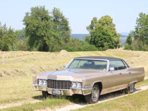 Image 5/7 of Cadillac DeVille Convertible (1969)