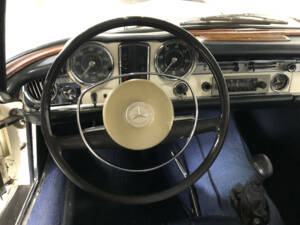 Image 17/25 of Mercedes-Benz 280 SL (1969)