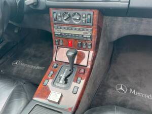 Image 18/20 of Mercedes-Benz 500 SL (1992)