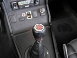 Image 32/50 of MG MGB (1976)