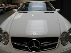 Image 28/46 of Mercedes-Benz SL 500 (2005)