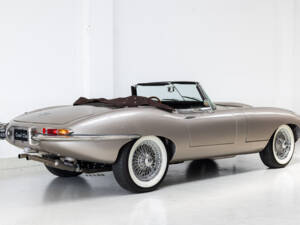 Image 5/37 de Jaguar E-Type (1968)