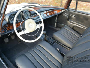 Image 13/50 de Mercedes-Benz 280 SE 3,5 (1971)