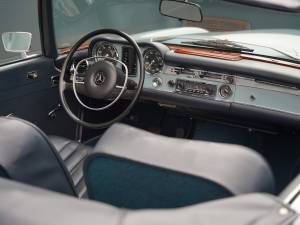 Image 18/50 of Mercedes-Benz 280 SL (1968)