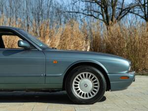 Bild 10/50 von Jaguar XJ 8 Executive (1997)