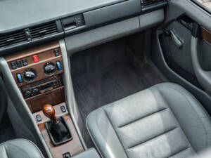 Image 31/66 of Mercedes-Benz 200 TE (1989)