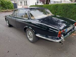 Image 4/22 de Jaguar XJ 6 4.2 (1971)