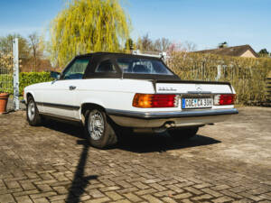 Image 7/8 of Mercedes-Benz 380 SL (1983)