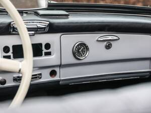 Image 18/24 of Mercedes-Benz 190 SL (1960)