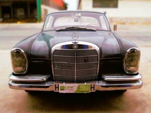 Imagen 2/7 de Mercedes-Benz 220 SE b (1962)