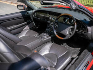 Image 2/33 of Jaguar XK8 4.0 (1999)