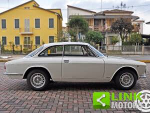 Bild 6/10 von Alfa Romeo Giulia 1300 GT Junior (1972)