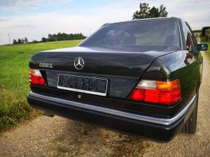Imagen 11/48 de Mercedes-Benz 400 E (1993)