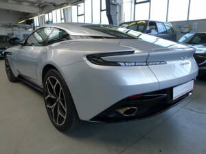 Image 26/37 of Aston Martin DB 11 V12 (2020)
