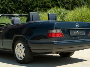 Image 32/50 of Mercedes-Benz 200 CE (1997)