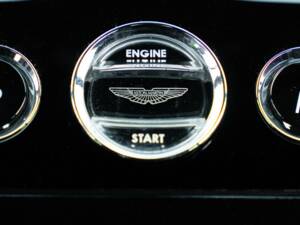 Afbeelding 50/50 van Aston Martin V8 Vantage S (2013)