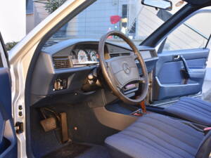 Image 11/18 of Mercedes-Benz 190 E 2.6 (1987)