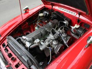 Image 13/16 of MG MGC GT (1968)