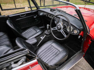 Image 2/35 of Austin-Healey 3000 Mk II (BJ7) (1963)