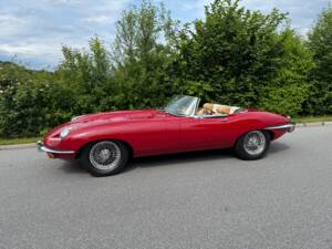 Image 6/35 of Jaguar E-Type (1969)