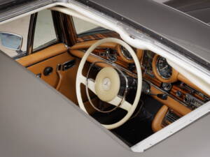 Image 26/46 of Mercedes-Benz 280 SE 3,5 (1971)