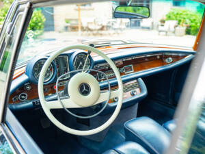 Image 25/48 of Mercedes-Benz 280 SE (1969)