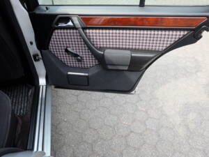 Image 36/75 of Mercedes-Benz E 280 T (1994)